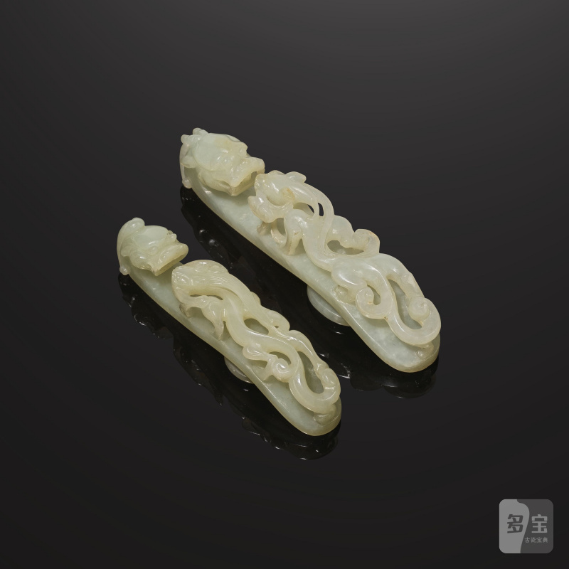 清 十九世紀 青玉龍紋帶鉤兩件 | DEUX BOUCLES DE CEINTURE EN JADE CÉLADON SCULPTÉ - 图3